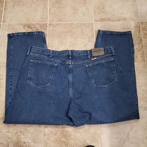 Men's Wrangler relaxed medium wash jeans - Picture 3 of 7